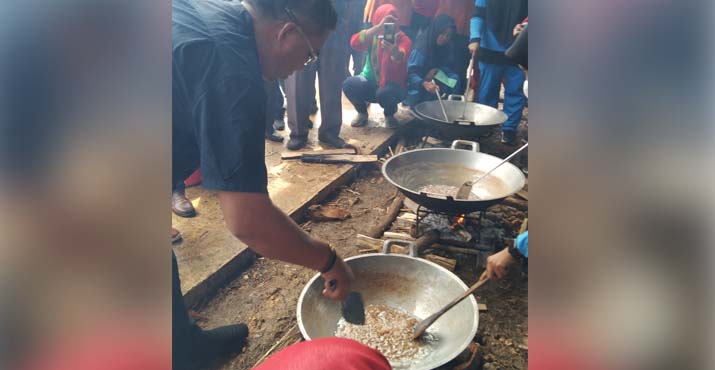 Libatkan Ratusan Siswa SMA, Pemda Busel Gelar Prakarya Pembuatan Minyak Goreng Tradisional