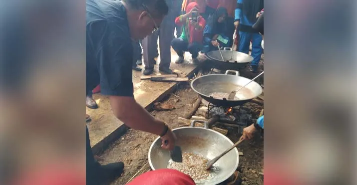 Libatkan Ratusan Siswa SMA, Pemda Busel Gelar Prakarya Pembuatan Minyak Goreng Tradisional