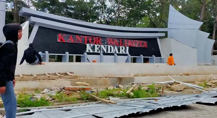 Papan Nama Kantor Wali Kota Kendari Dicoret-coret Demonstran