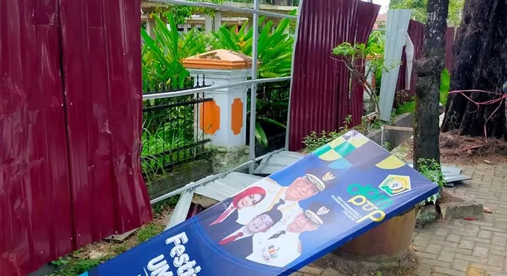 Papan Nama Kantor Wali Kota Kendari Dicoret-coret Demonstran