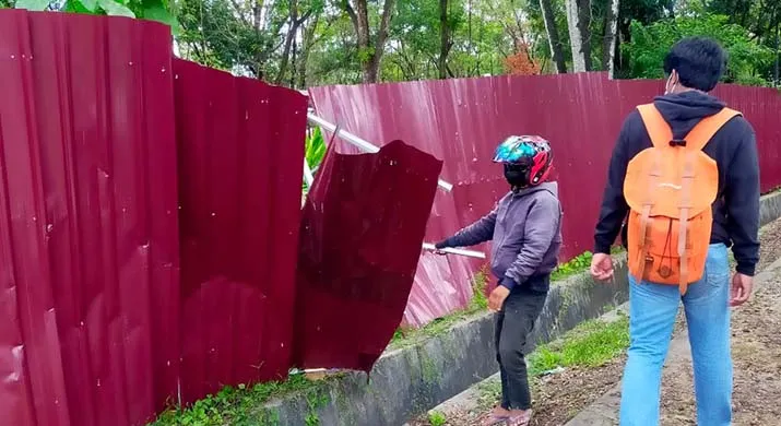 Papan Nama Kantor Wali Kota Kendari Dicoret-coret Demonstran
