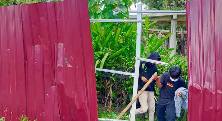 Papan Nama Kantor Wali Kota Kendari Dicoret-coret Demonstran