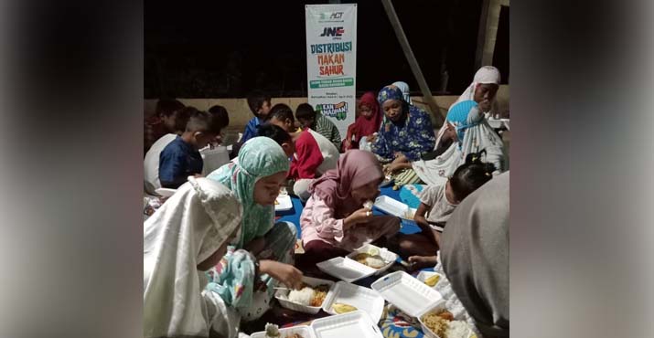 JNE Gandeng ACT Kendari Distribusikan Makan Sahur di Gunung Jati