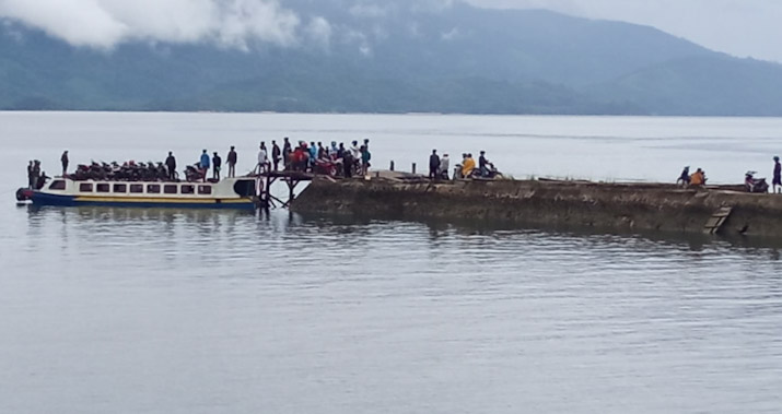 Antrean Panjang di Pelabuhan Labuan, Penumpang Terpaksa Gunakan Kapal Kayu