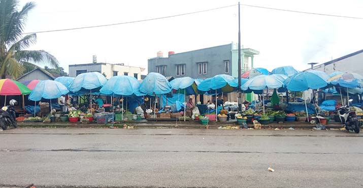 Baubau Intens Diguyur Hujan, Imbasnya Pedagang Pasar Sepi Pembeli