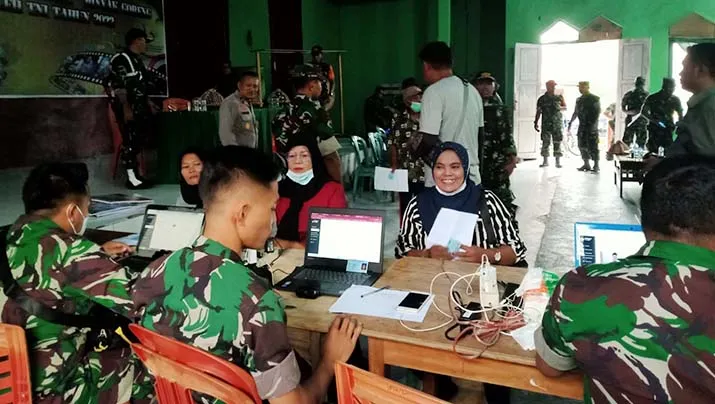 Kodim 1413 Buton Bagikan BLT Minyak Goreng pada Warga Buteng
