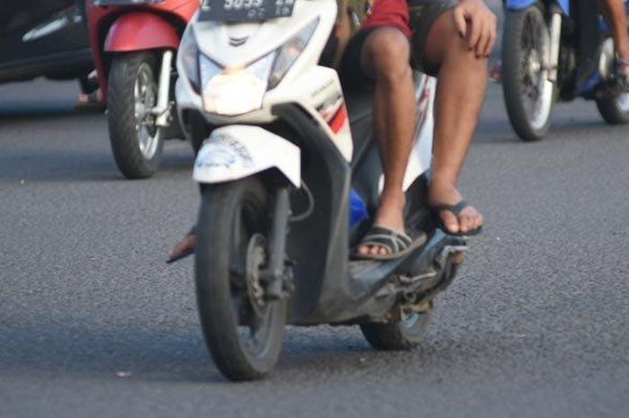 Pengendara di Baubau Pakai Sandal Jepit, Polisi: Tidak Ada Penilangan