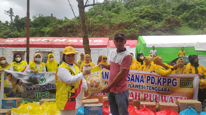 Bantu Korban Kebakaran di TPA Puuwatu, KPPG dan IIPG Sultra Salurkan Paket Sembako