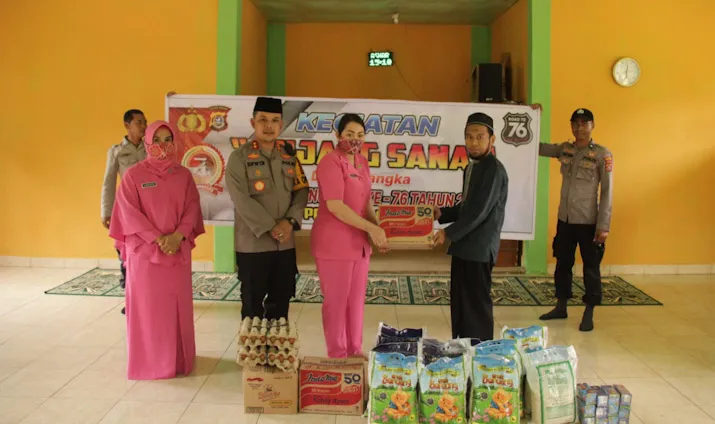 Polres Baubau Bagi Sembako pada Anak Panti dan Pondok Pesantren