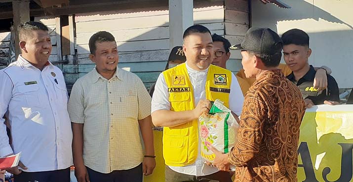 Wakil Ketua Komisi III DPRD Sultra dan MKGR Sultra Bantu Korban Kebakaran di Kendari