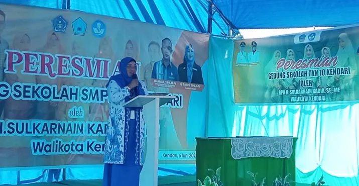 Pelaksana Kepala SMPN 24 Kendari, Suriani. Foto: Zubair/Detiksultra.com