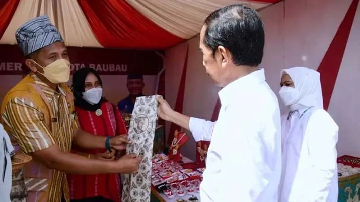 Kunjungi Stan UMKM Kota Baubau, Presiden Jokowi dan Ibu Negara Dihadiahi Syal Bercorak Pahlawan Oputa Yi Koo