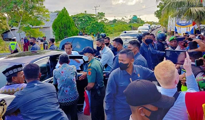 Antar Kepulangan Jokowi Kembali ke Jakarta, Warga Wakatobi Padati Depan Gerbang Bandara Matahora