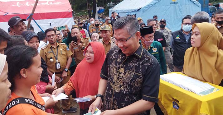 Pemkot Kendari Serahkan Bantuan Kepada Warga Terdampak Kebakaran di Kawasan TPA Puuwatu