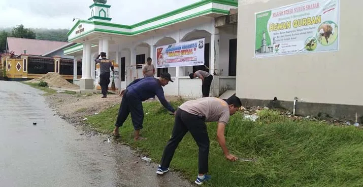 Sambut HUT Bhayangkara, Polres Baubau Bersihkan Tempat ibadah