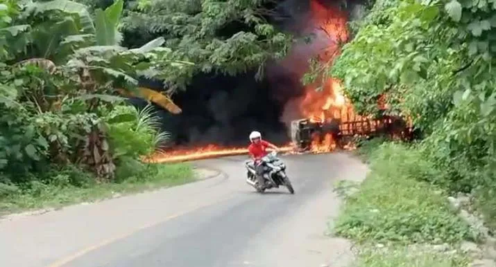 Diduga Muat Puluhan Jerigen Berisi Solar, Sebuah Truk di Kolut Ludes Terbakar