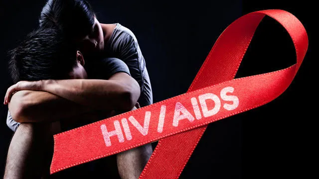 Hingga Mei 2022, 104 Warga Kendari Positif HIV AIDS KENDARI, DETIKSULTRA.COM - Dinas Kesehatan Kota Kendari mencatat, sebanyak 2022 orang positif terjangkit human immunodeficiency virus (HIV) acquired immuno deficiency syndrome (AIDS). Kepala Bidang P2P Dinas Kesehatan Kota Kendari, Ellfi mengatakan, kasus baru tersebut merupakan hasil evaluasi untuk bulan Mei 2022. Jika ditotal secara keseluruhan mulai Januari hingga Mei 2022 total penderita HIV AIDS sebanyak 104 kasus. Ia mengatakan, penularan HIV-AIDS tersebut berasal dari suntikan ke tubuh, bersentuhan dengan jarum suntik dan hubungan badan. "Tentunya dengan adanya kasus baru itu, pihak kami selalu melakukan deteksi dini di tempat-tempat yang kategori rawan penyebaran HIV," ujar Ellfi di ruang kerjanya, Jumat (24/6/2022). Selain melakukan deteksi dini di tempat yang rawan penyebaran HIV, pihaknya juga aktif melakukan screening di tempat hiburan malam (THM) yang ada di Kendari. Selain itu juga sikap kooperatif dari pekerja THM yang melakukan pendeteksian dini. "Kita juga datang langsung ke THM, terkadang pula secara mobile, serta para pekerja di THM melakukan deteksi dini dengan langsung ke pusat layanan yang tersedia," imbuhnya. (bds) Reporter: Zubair Editor: Wulan Subagiantoro
