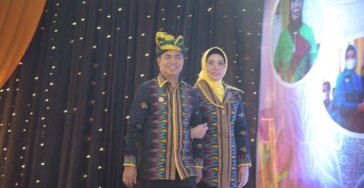 Semarakkan HKG PKK ke-50, Para Pimpinan OPD Pemkab Buton dan Istri Ikuti Fashion Show