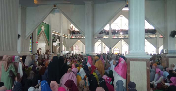 Ribuan Warga Padati Masjid Al-Kautsar Kendari untuk Menyaksikan Ceramah UAS