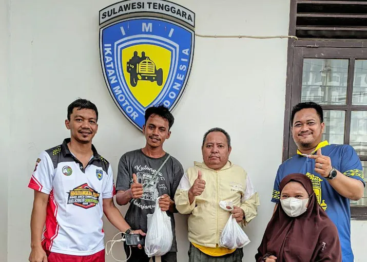 IMI Sultra Bagikan Puluhan Paket Hewan Kurban ke Masyarakat