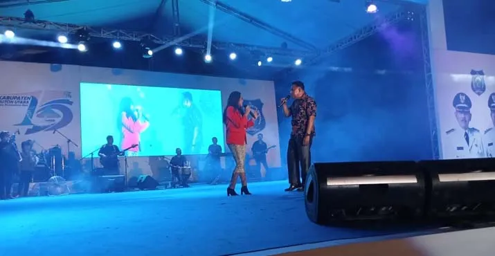 Wabup Ahali Duet dengan Septi KDI di Malam Penutupan HUT Buton Utara