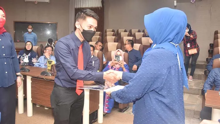 UHO Serahkan SK Pengangkatan CPNS Formasi 2021