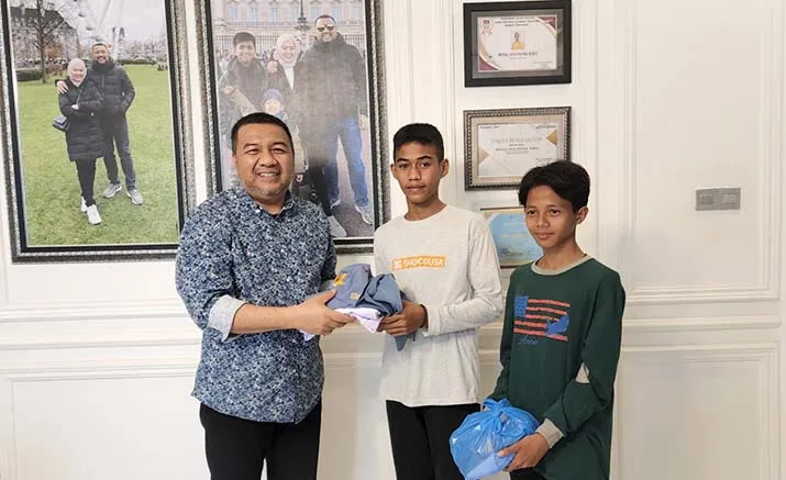 Peduli Pendidikan, AJP Bantu Seragam Sekolah untuk Dua Anak Kurang Mampu