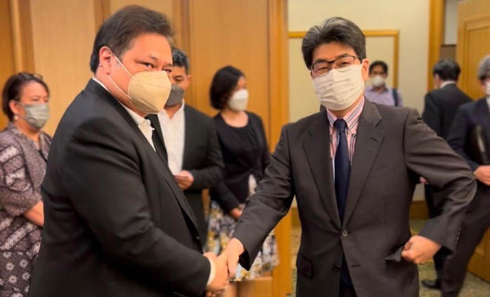 Airlangga Bertemu Menteri Ekonomi Jepang, Bahas Akses Pasar untuk Ekspor Tuna Kaleng