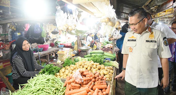 Blusukan di Pasar Baruga, Sulkarnain: Harga Sembako Stabil