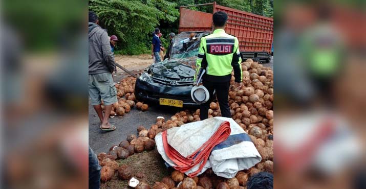 Sopir Hilang Kendali, Sebuah Dump Truck Tabrak Dua Mobil di Jalan Warangga Muna