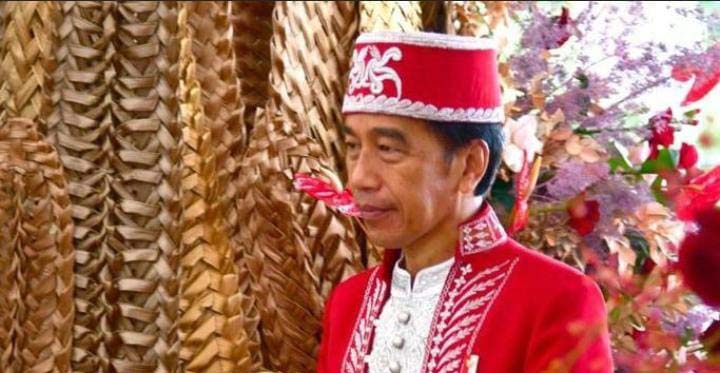 Kenakan Pakaian Kesultanan Buton di Acara HUT RI, La Bakry Nantikan Kunjungan Jokowi di Buton