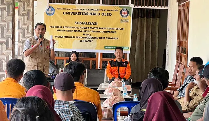 Peserta KKN Tematik UHO Sosialisasi Mitigasi Bencana di Desa Lambakara