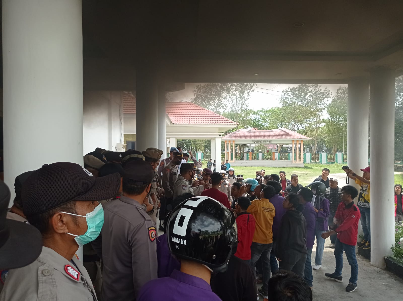 Demo Tolak Kenaikan BBM di Gedung DPRD, Mahasiswa Unilaki Saling Dorong dengan Aparat