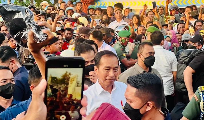 Warga Baubau Sambut Meriah Kedatangan Jokowi di Sepanjang Jalan