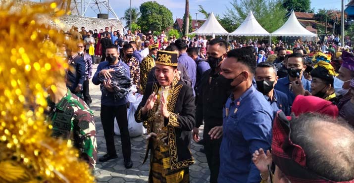 Resmi jadi Sesepuh Kesultanan Buton, Jokowi Diberi Gelar La Ode Muhammad Lakina Bhawaangi Yi Nusantara