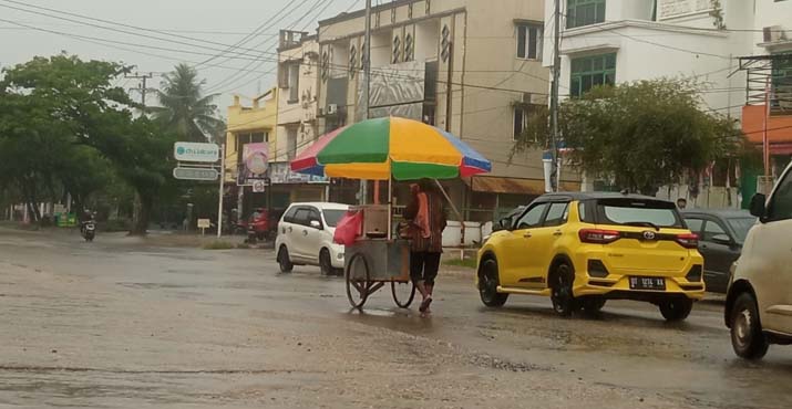 Waspada Hujan Lebat Disertai Angin Kencang di Kota Kendari