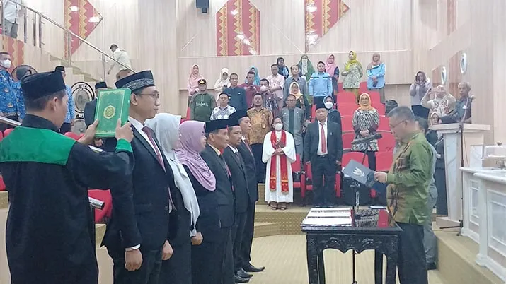 Sulkarnain Lantik Direktur RSUD Kendari dan Direksi Perumda Pasar