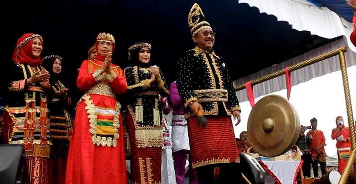 Pemkab Bombana Siapkan Anggaran Rp50 Miliar untuk Pembenahan Jalan Lingkar Pulau