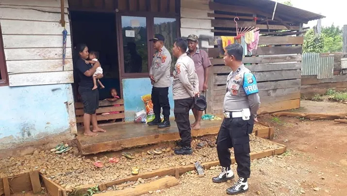 Kapolsek Routa Beri Bantuan Dua Bocah Penderita Gizi Buruk