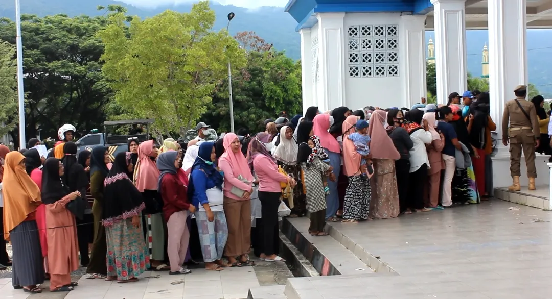 Ratusan Orang Padati Pasar Murah di Bombana