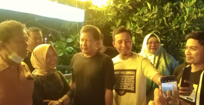 Rocky Gerung Bersama Rombongan Makan Malam di Kampung Bakau Kendari