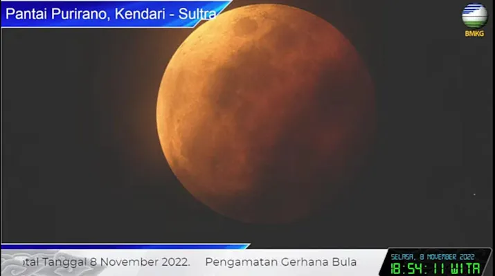 Warga Kendari Saksikan Gerhana Bulan Total dengan Mata Telanjang