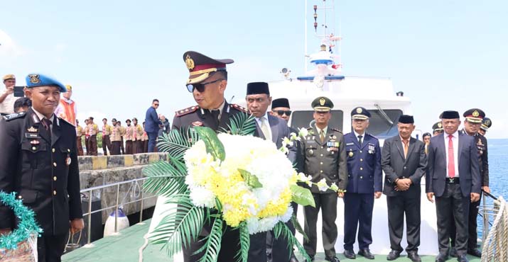Kenang Pahlawan, Forkopimda Baubau Tabur Bunga di Dermaga Pelabuhan