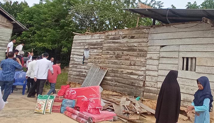 Pemkot Kendari Serahkan Bantuan kepada Korban Angin Puting Beliung di Anggoeya