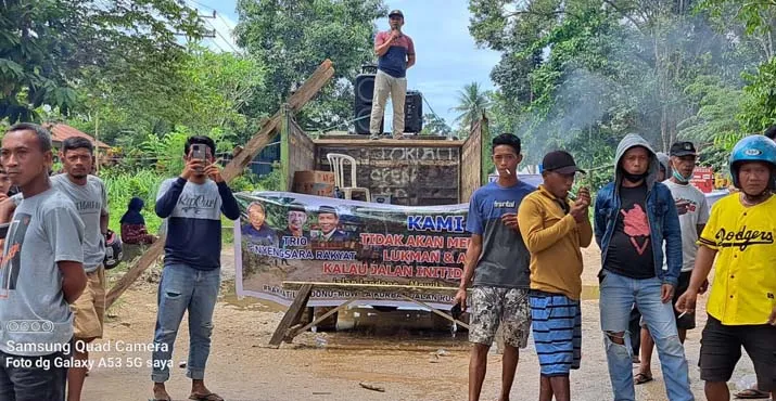 Warga Blokade Jalan Poros Kendari-Motaha yang Rusak Parah Bertahun-tahun