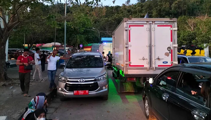 Kendaraan Kontingen Porprov XIV Sultra Padati Pelabuhan Amolengu