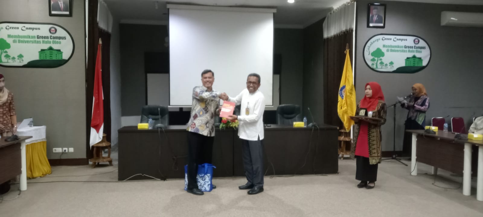 Sosialisasi Buku Indonesia dan Covid-19, Deputi DKK Setkab Sambangi UHO