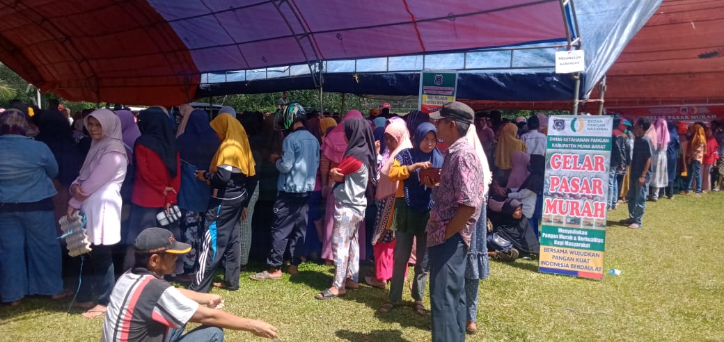 Warga Mubar Serbu Pasar Murah di Kecamatan Barangka