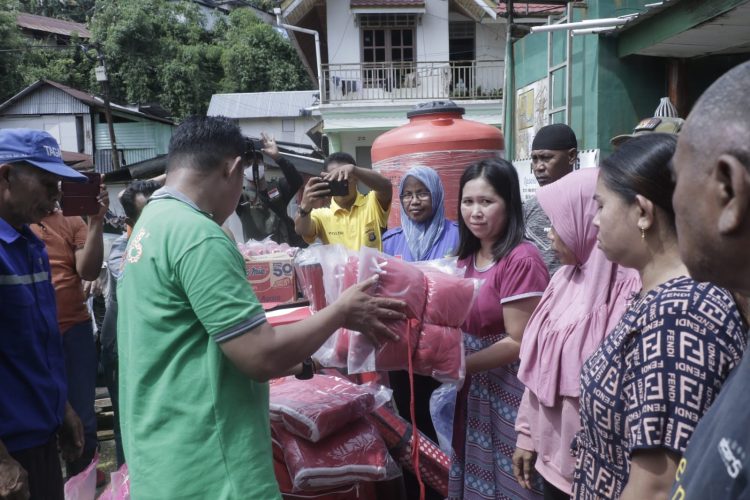 Pemkot Kendari Salurkan Bantuan kepada Korban Angin Puting Beliung, Banjir dan Longsor