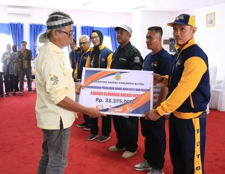 Pemkab Buton Serahkan Bonus Atlet dan Pelatih Peraih Medali Porprov XIV Sultra